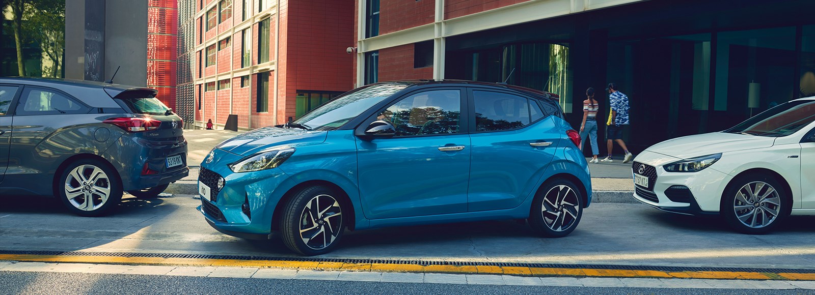 Hyundai i10 car about to park in a small place30908 ret