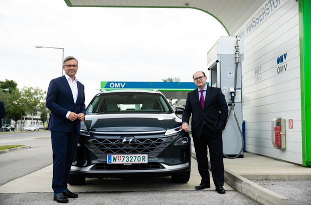 Übergabe eines Hyundai Nexo an Staatssekretär Dr. Magnus Brunner