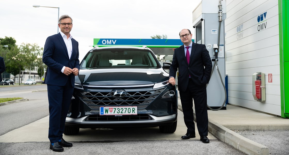 Übergabe eines Hyundai Nexo an Staatssekretär Dr. Magnus Brunner