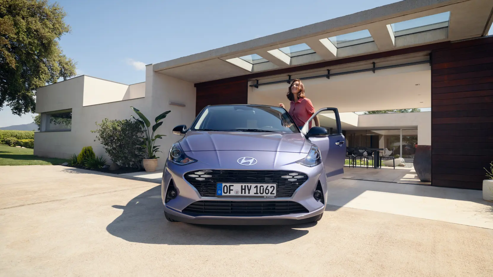 hyundai i10 blau frau schaut aus dem fahrzeug