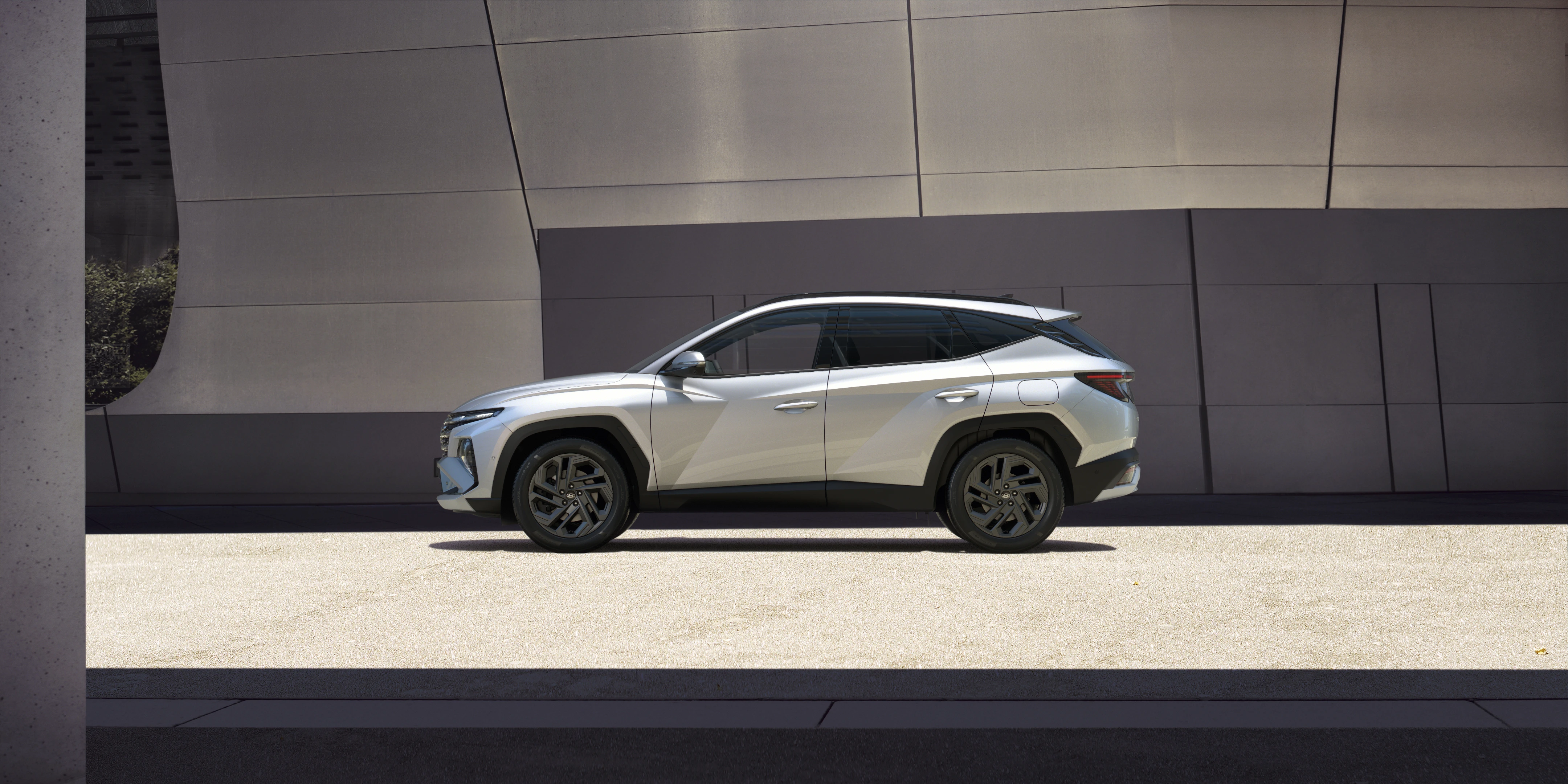 NX4 SE VIZ EXT R2T Shimmeringsilvermetallic SHOT 04