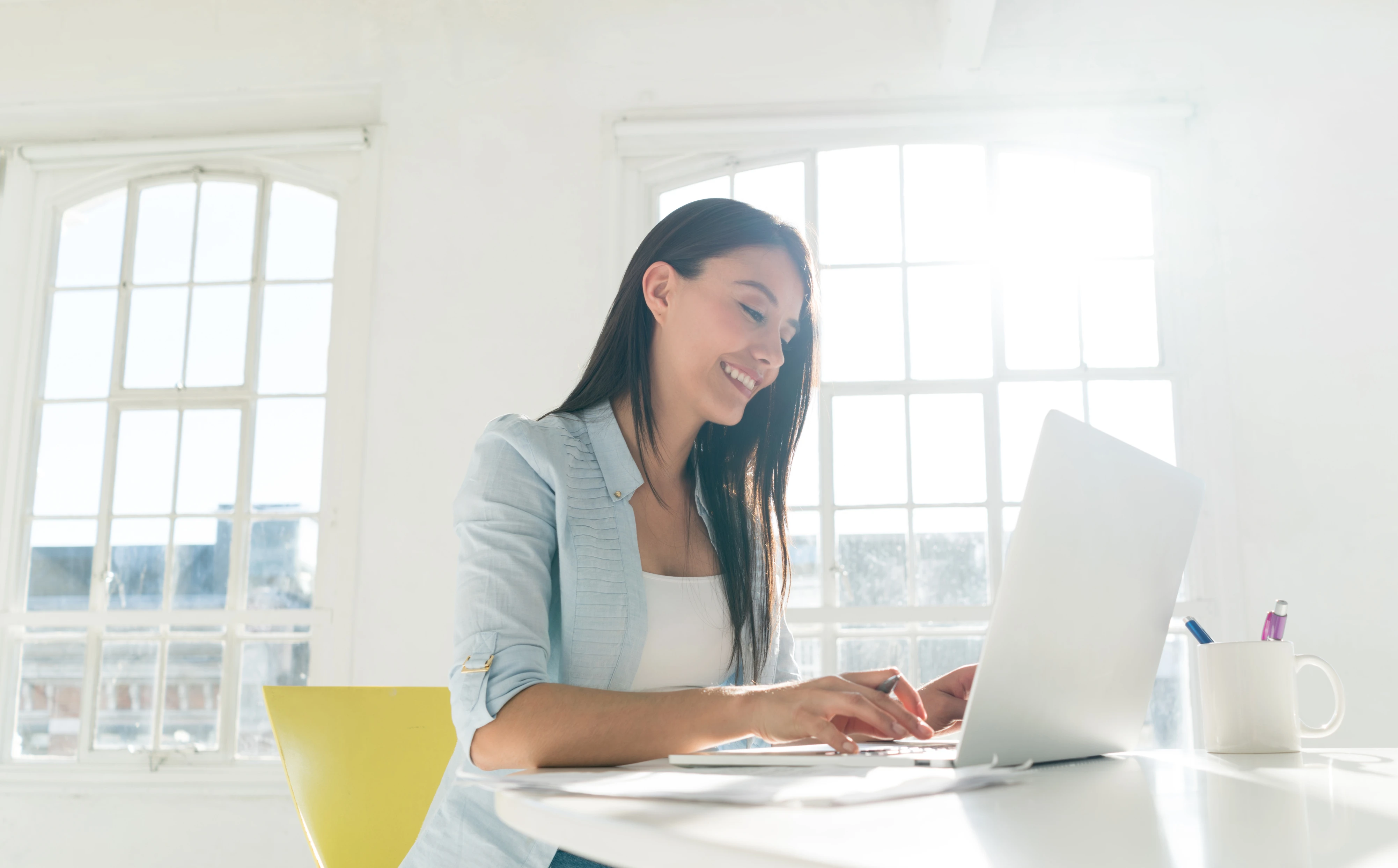 Businessfrau-sitzt-am-Laptop
