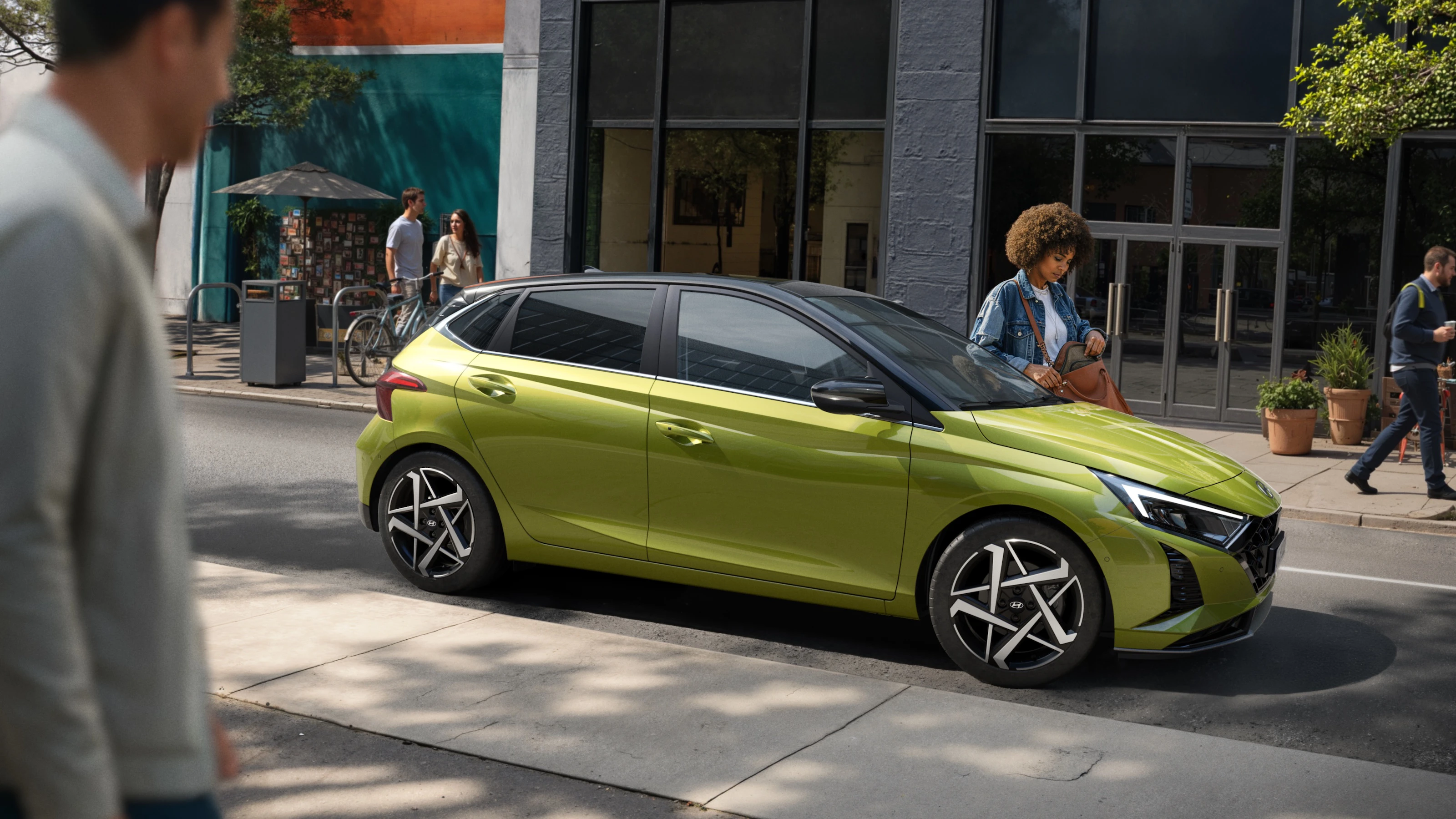 Hyundai i20 steht in der stadt