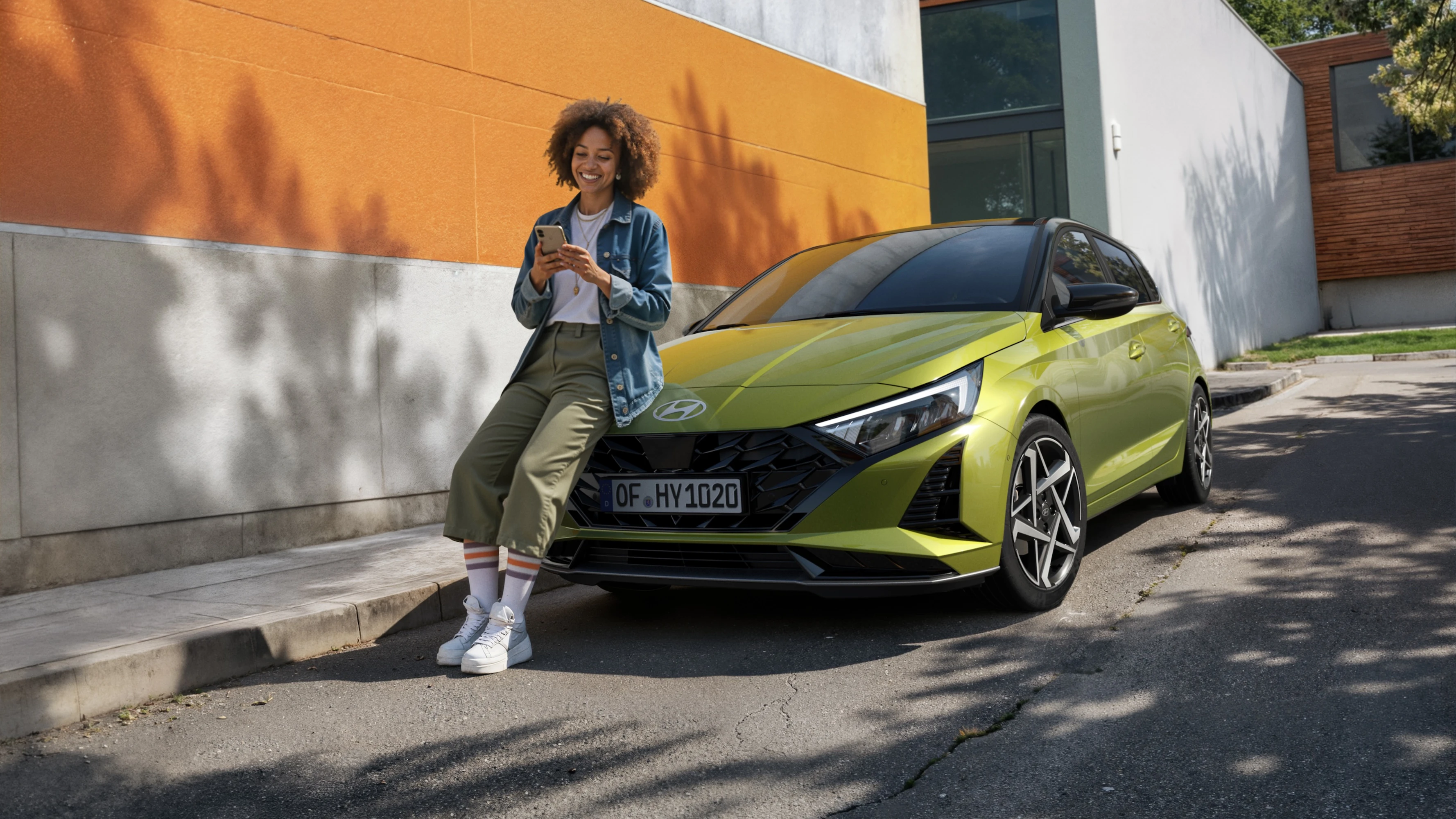 Hyundai i20 Frau steht neben dem Auto