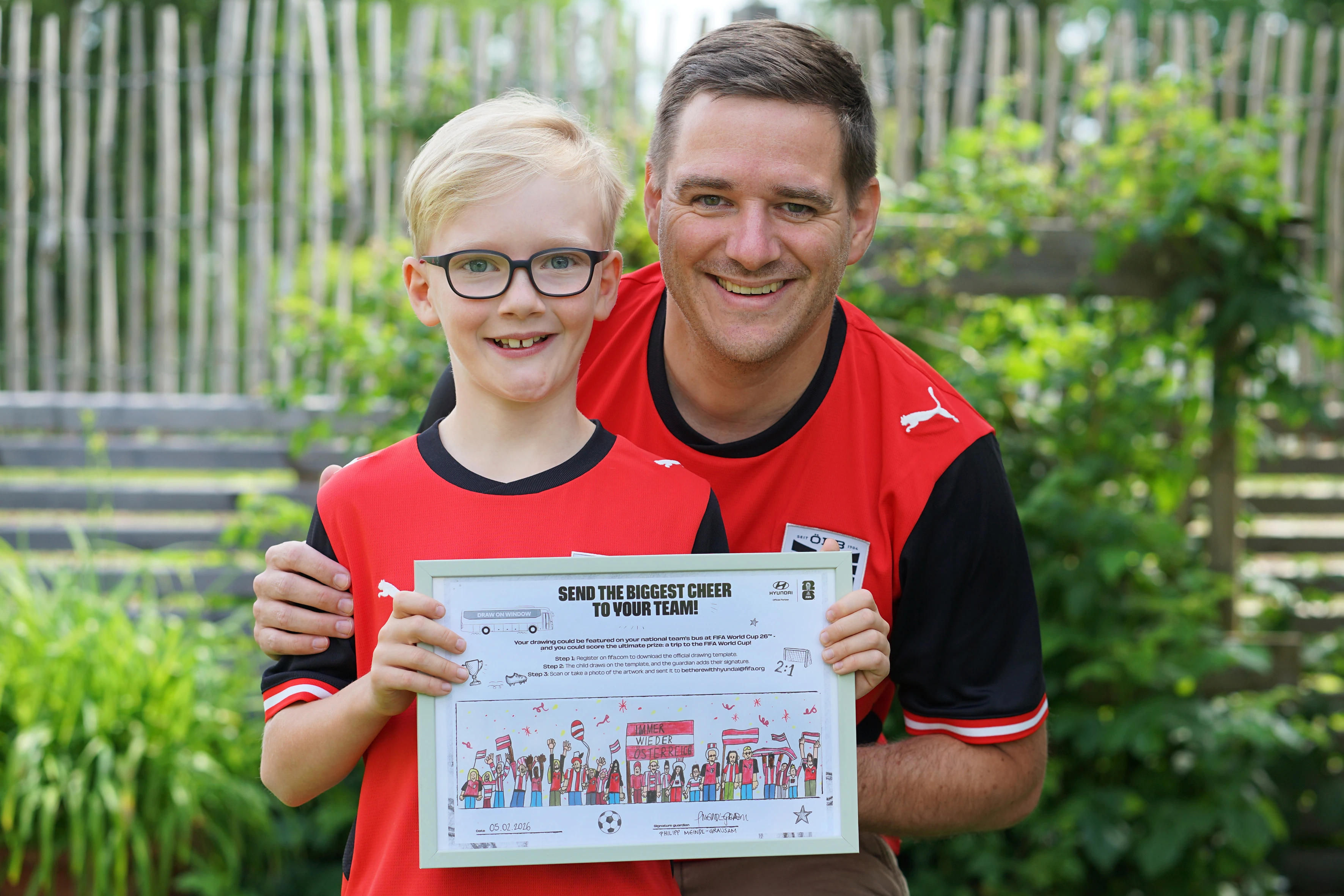 Ferdinandmeindlgrausam Gewinner Zeichnung Für Bus Der Oesterreichischen Nationalmannschaft WM 2026 Mit Vater Philipp)