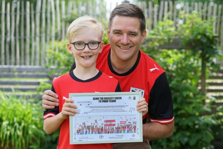 Ferdinandmeindlgrausam Gewinner Zeichnung Für Bus Der Oesterreichischen Nationalmannschaft WM 2026 Mit Vater Philipp