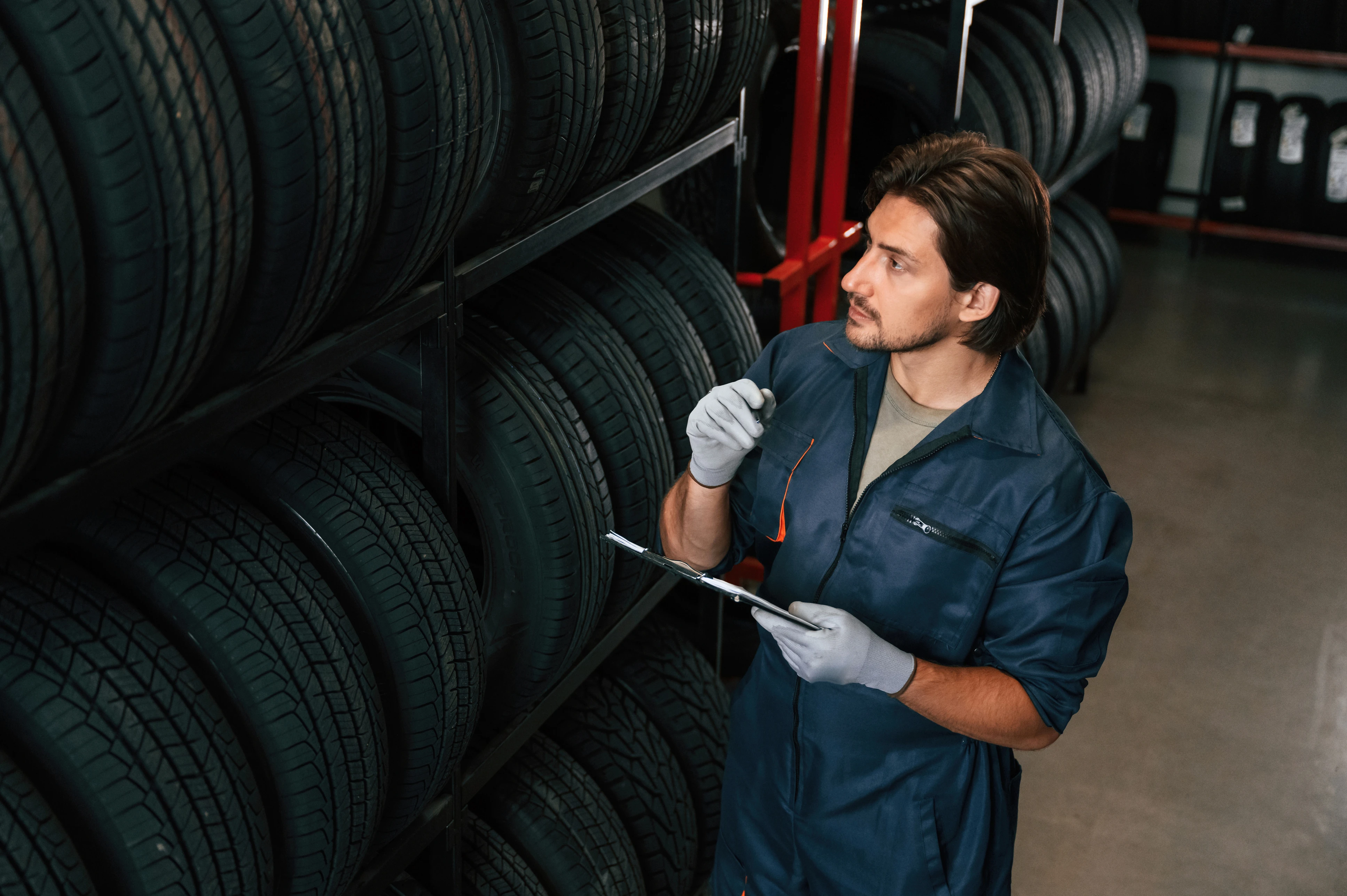 Hyundai Mitarbeiter im Service Reifen